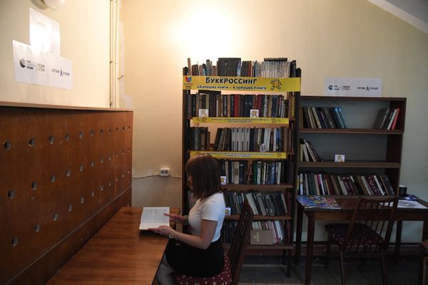 Читательница в импровизированной свободной библиотеке, организованной сайтом РИА Новости Крым и радиостанцией Спутник в Крыму
