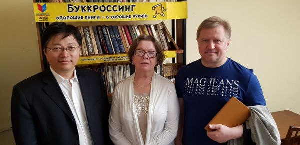 Бизнесмен из Китая Ванг Хай Чинг, сопредседатель Зиновьевского клуба МИА Россия сегодня Ольга Зиновьева и директор Института ЕАЭС Владимир Лепехин в импровизированной свободной библиотеке, организованной сайтом РИА Новости Крым и радиостанцией Спутник в Крыму