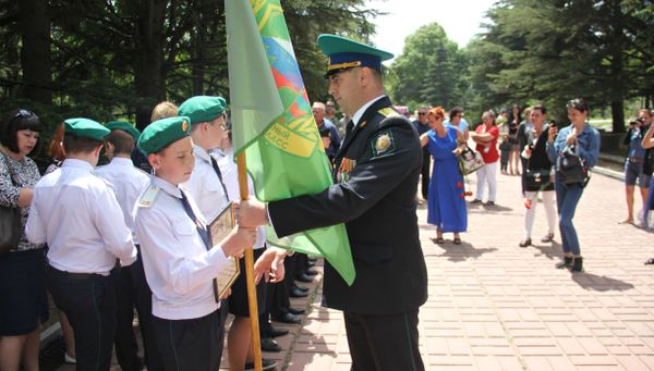 Вручение знамени курсантам класса Юный друг пограничника