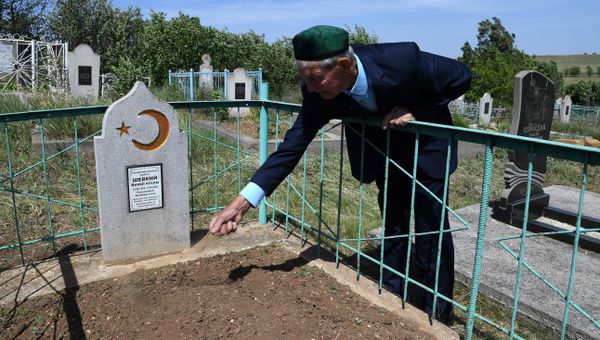 Крымский татарин Нури Билялов привез в Крым землю с могилы брата, погибшего в годы Великой Отечественной войны в Мурманске