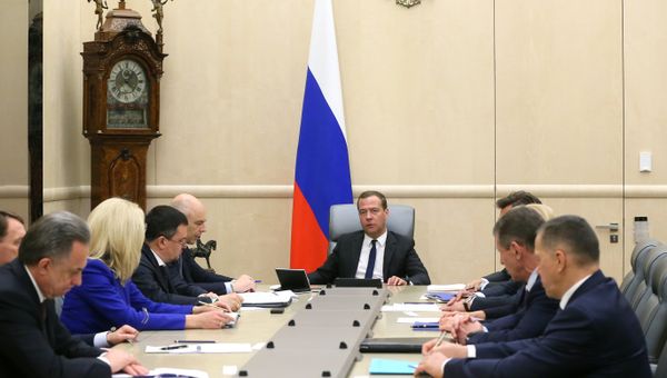 Премьер-министр РФ Д. Медведев провел совещание с вице-премьерами РФ Премьер-министр РФ Д. Медведев провел совещание с вице-премьерами РФ