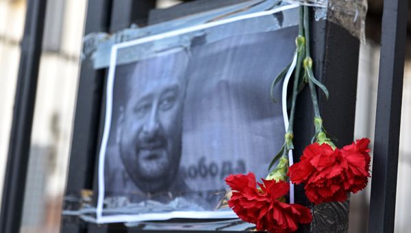 Цветы в память об убитом российском журналисте Аркадии Бабченко у здания посольства РФ в Киеве Цветы в память об убитом российском журналисте Аркадии Бабченко у здания посольства РФ в Киеве