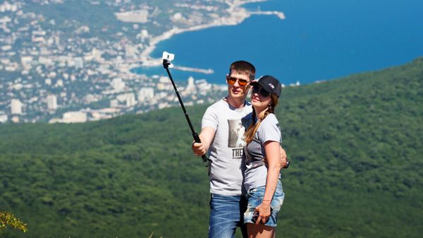 Отдыхающие фотографируются на плато Ай-Петри в Крыму Отдыхающие фотографируются на плато Ай-Петри в Крыму