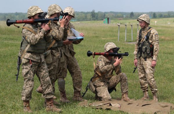 Военнослужащие вооруженных сил Украины во время военных учений на Яворовском полигоне во Львовской области