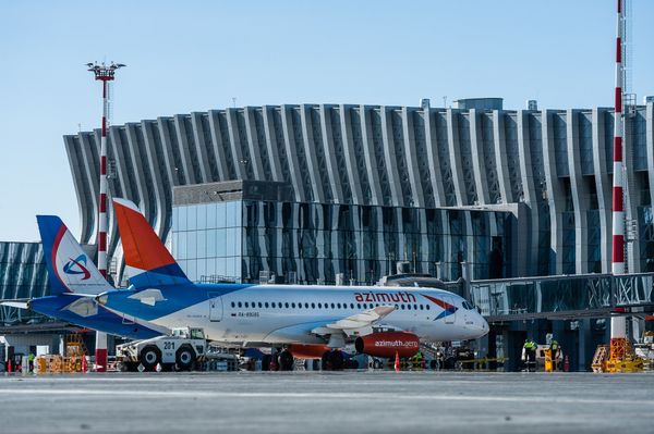 Самолет новой авиакомпании в новом терминале аэропорта Симферополь