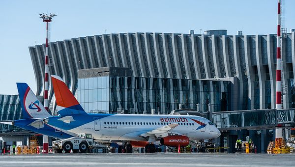 Самолет новой авиакомпании в новом терминале аэропорта Симферополь