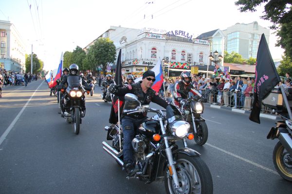 Участники мотоклуба Ночные волки приняли участие в праздничном шествии, приуроченном к 234-летию Симферополя