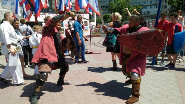 Участники клуба исторического средневекового боя и спортивно-патриотического воспитания Рать Рода Русского на фестивале единоборств Здоровье нации в Симферополе
