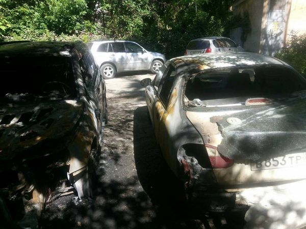 Сгоревшие машины в одном из дворов на улице Фрунзе в Симферополе