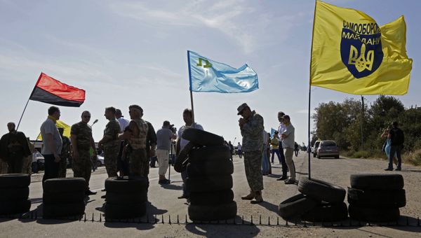 Активисты запрещенных в России меджлиса* и Правого сектора блокируют автомобильную трассу на границе Украины и Крыма у поселка Чонгар