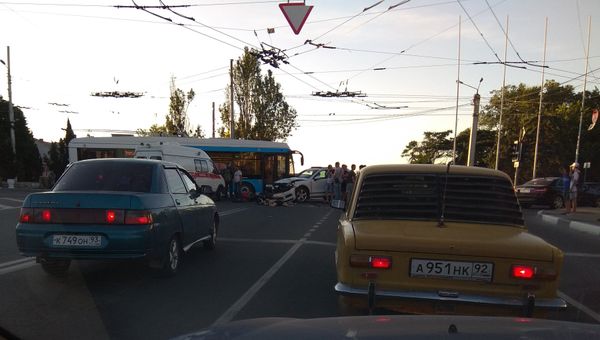 В Севастополе кроссовер сбил мотоциклиста