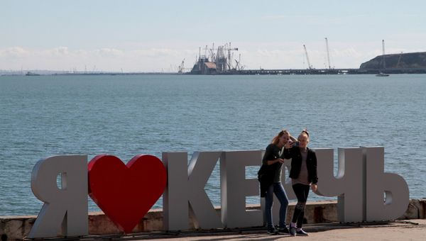 Люди фотографируются а фоне экспозиции Я люблю Керчь на набережной города-героя