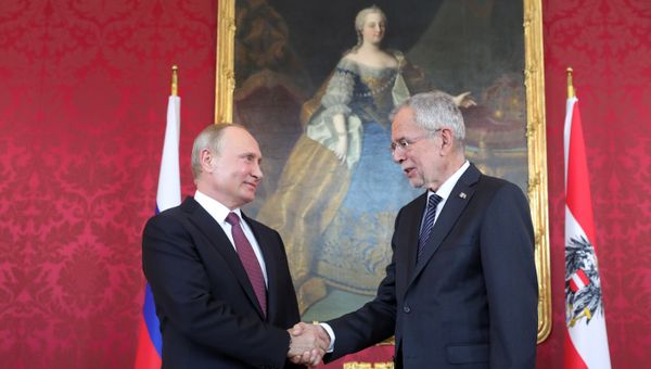 Президент РФ Владимир Путин и федеральный президент Австрийской Республики Александр Ван дер Беллен во время встречи во дворце Хофбург в Вене. 5 июня 2018