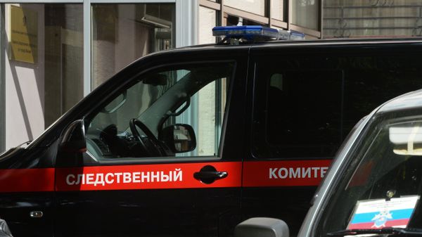 Автомобиль следственного комитета РФ у здания Главного следственного управления Следственного комитета РФ по Москве