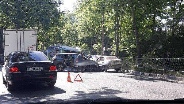 ДТП с участием трех автомобилей в районе автовокзала в Симферополе