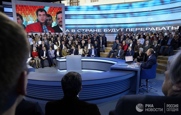 Президент России Владимир Путин отвечает на вопросы во время прямой линии. 25 апреля 2013