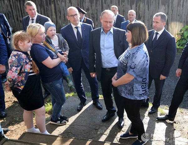 Владимир Путин во время посещения аварийного жилья семьи Анастасии Вотинцевой в Ижевске. 27 июня 2017