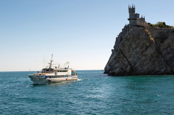 Прогулочный теплоход у замка Ласточкино гнездо в Крыму