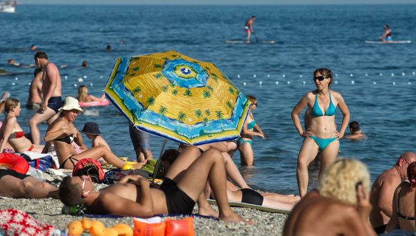 Отдыхающие на Яшмовом пляже в Севастополе Отдыхающие на Яшмовом пляже в Севастополе