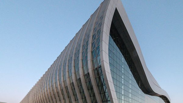 Вид на здание нового терминала аэропорта Симферополь
