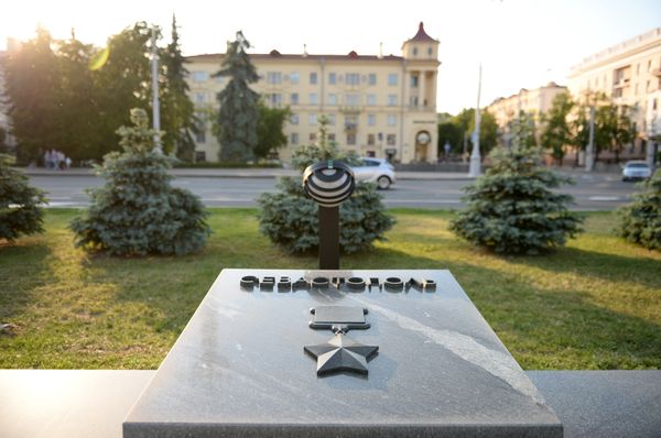 Памятный камень городу-герою Севастополю у монумента Победы в Минске