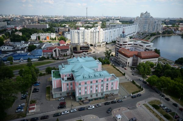 Розовый фасад дома Москвы в Минске