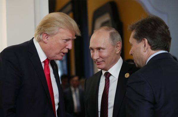 Президент РФ Владимир Путин и президент США Дональд Трамп в перерыве рабочего заседания лидеров экономик форума Азиатско-Тихоокеанского экономического сотрудничества (АТЭС)