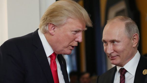 Президент РФ Владимир Путин и президент США Дональд Трамп в перерыве рабочего заседания лидеров экономик форума Азиатско-Тихоокеанского экономического сотрудничества (АТЭС)