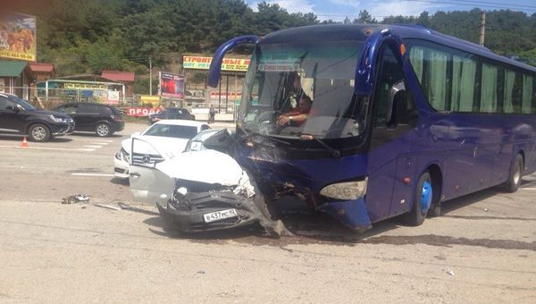 ДТП в Алуште с участием рейсового автобуса и двух легковых автомобилей