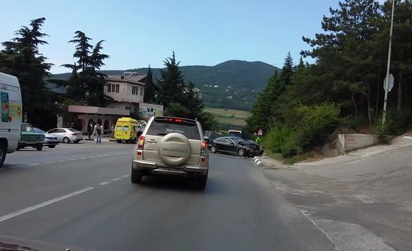  ДТП с участием легкового и грузового автомобилей в Ялте 