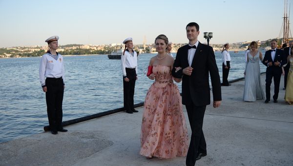 Пара от регионального подразделения МИА Россия сегодня в Симферополе на пятом Большом севастопольском благотворительном офицерском бале Бегущие по волнам