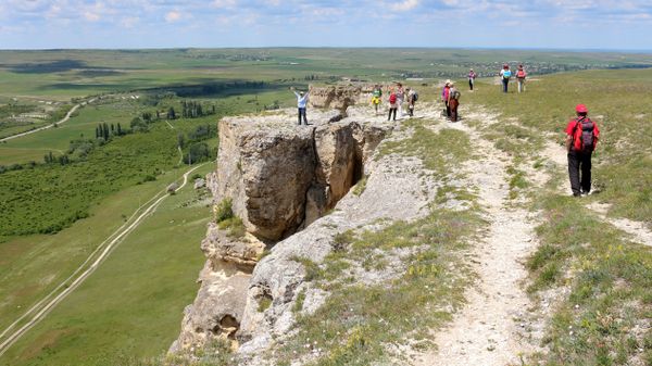 Туристы в горах Крыма