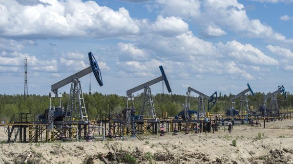 Нефтяные станки-качалки. Архивное фото