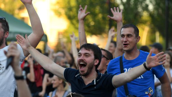 Болельщики в Симферополе смотрят Чемпионат мира по футболу. 14 июня 2018