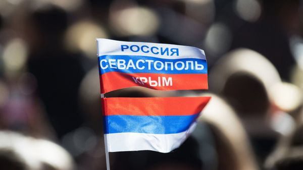 Триколор на митинге в Севастополе в честь годовщины воссоединения Крыма с Россией