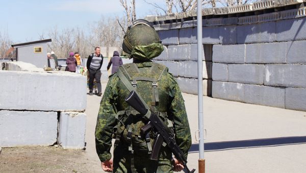 Военнослужащий на КПП Станица Луганская в ЛНР