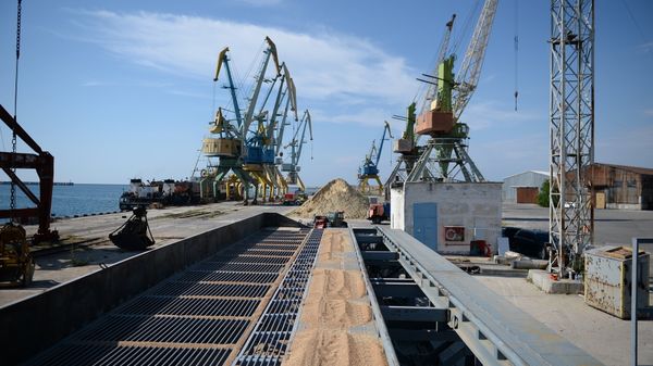 Погрузка зерна на корабль в порту Севастополя для отправки в Сирию