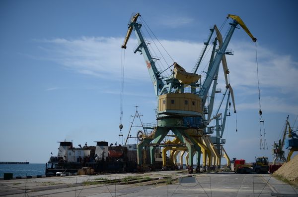 Погрузка зерна на корабль в порту Севастополя для отправки в Сирию Погрузка зерна на корабль в порту Севастополя для отправки в Сирию