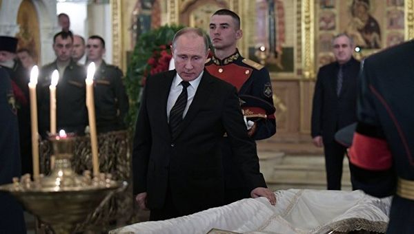 Президент РФ Владимир Путин присутствовует на церемонии прощания со Станиславом Говорухиным в Преображенской церкви храма Христа Спасителя. 16 июня 2018 Президент РФ Владимир Путин присутствовует на церемонии прощания со Станиславом Говорухиным в Преображенской церкви храма Христа Спасителя. 16 июня 2018