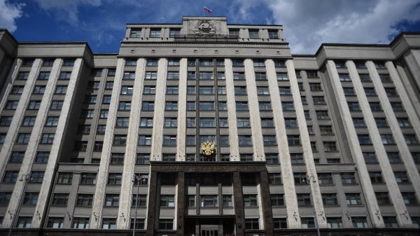 Здание Государственной Думы РФ на улице Охотный ряд в Москве
