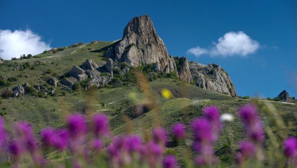 Горный хребет и растительность в Карадагском природном заповеднике в Крыму Горный хребет и растительность в Карадагском природном заповеднике в Крыму