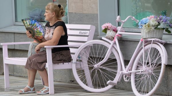 Женщина на Тверской улице в Москве Женщина на Тверской улице в Москве