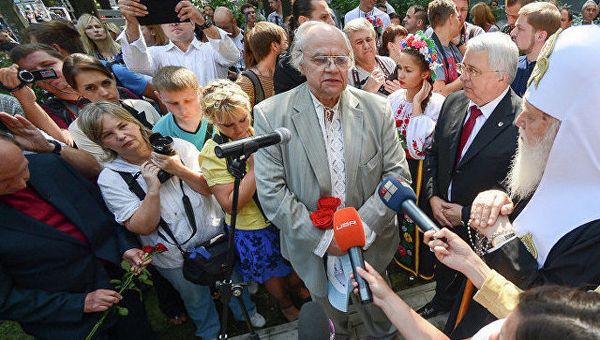 Политик Иван Драч на церемонии открытия памятника Небесной сотне в Киеве Политик Иван Драч на церемонии открытия памятника Небесной сотне в Киеве