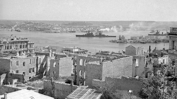 Разрушенные дома в районе Северной бухты и Павловского мыса. 1942 год