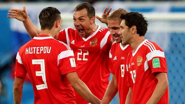 Игроки сборной России радуются забитому голу в матче группового этапа чемпионата мира по футболу между сборными России и Египта. Слева направо: Илья Кутепов, Артем Дзюба, Юрий Газинский, Юрий Жирков.