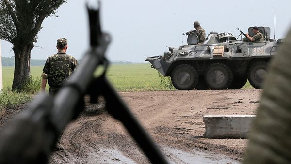 Украинские военные в зоне конфликта в Донбассе