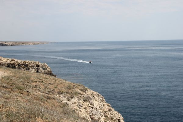 Катер, с которого погружались под воду тravel-блогеры из Санкт-Петербурга Елизавета Грачева и Виталий Ичин 