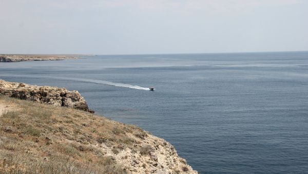 Катер в море. Архивное фото