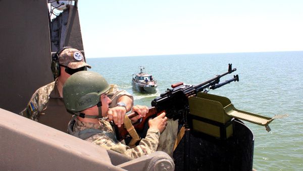 Украинские пограничники провели учение в Азовском море