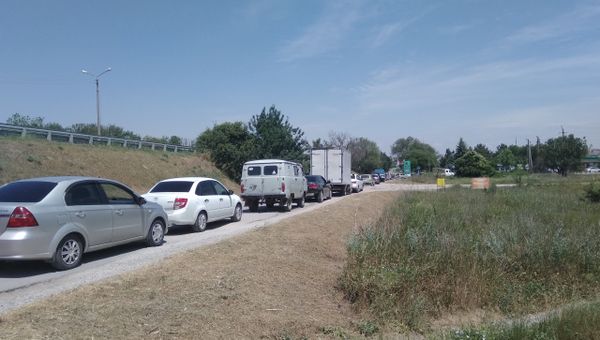 Очередь на заправку за газом в селе Чистенькое под Симферополем